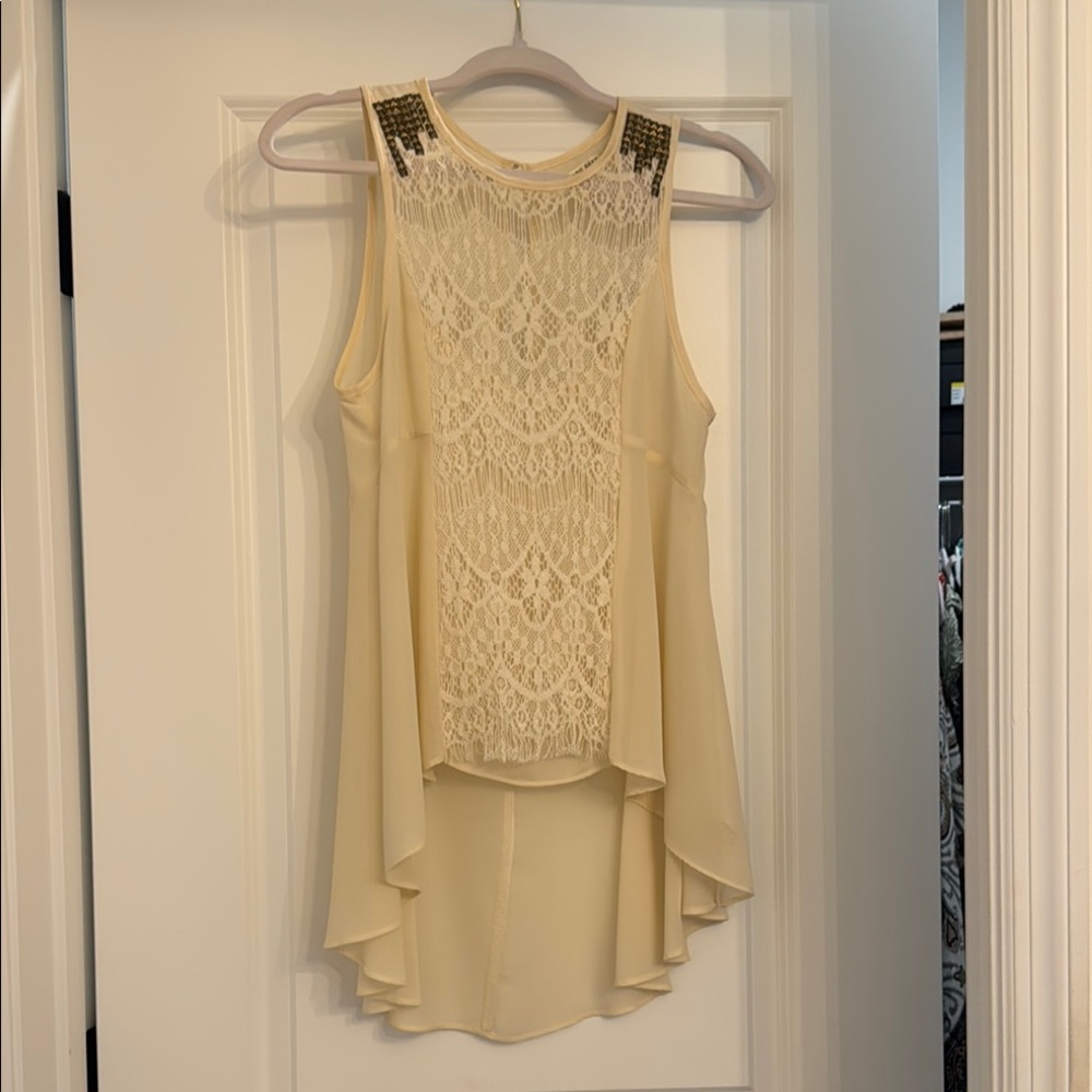 ⚠️⚠️⚠️⚠️ CLEARANCE! Elegant Cream Lace overlay top.. Gorgeous